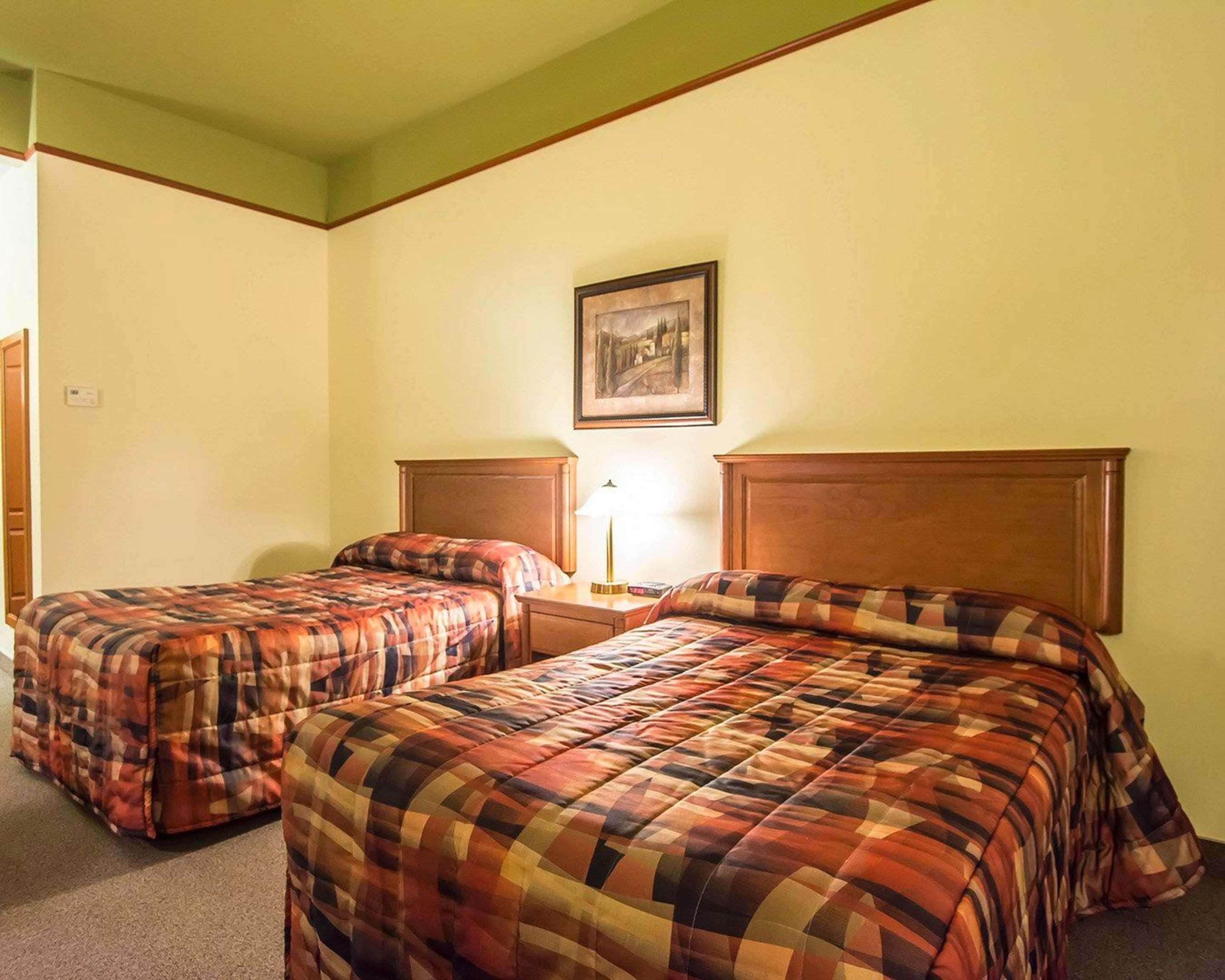 Econo Lodge Inn & Suites Montmagny Bagian luar foto