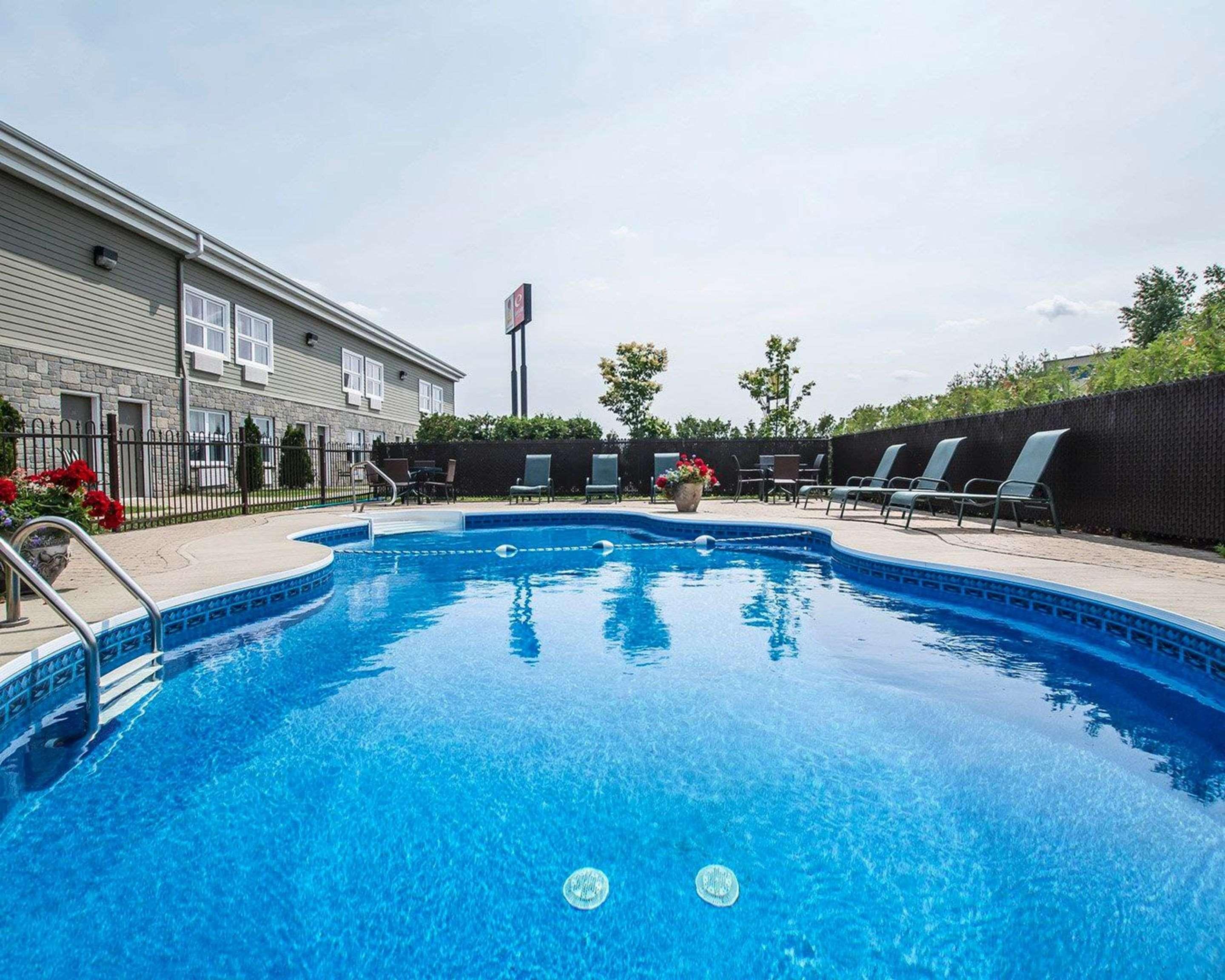 Econo Lodge Inn & Suites Montmagny Bagian luar foto