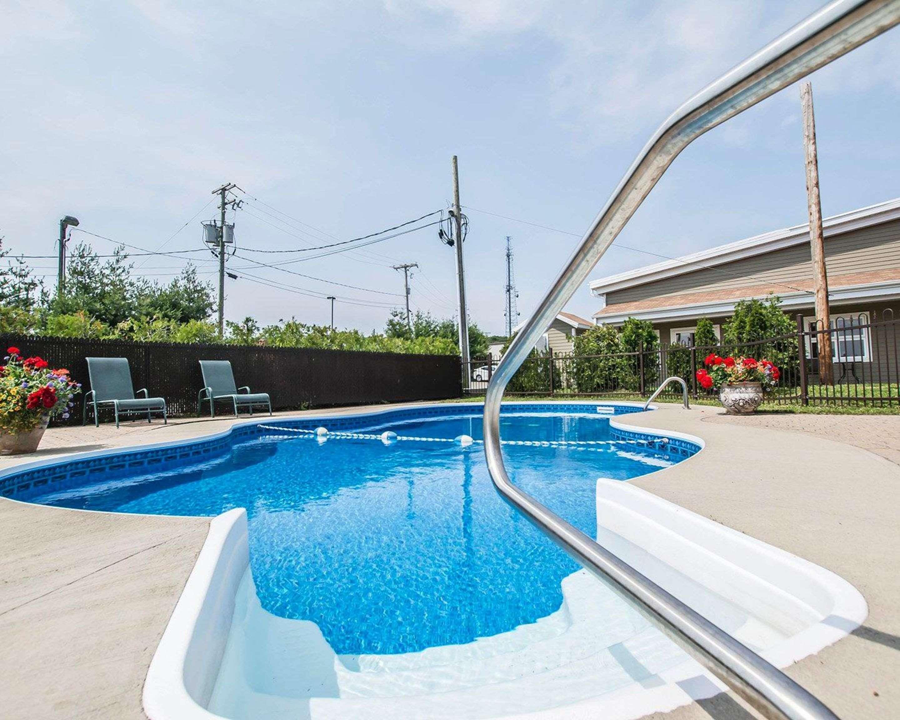 Econo Lodge Inn & Suites Montmagny Bagian luar foto