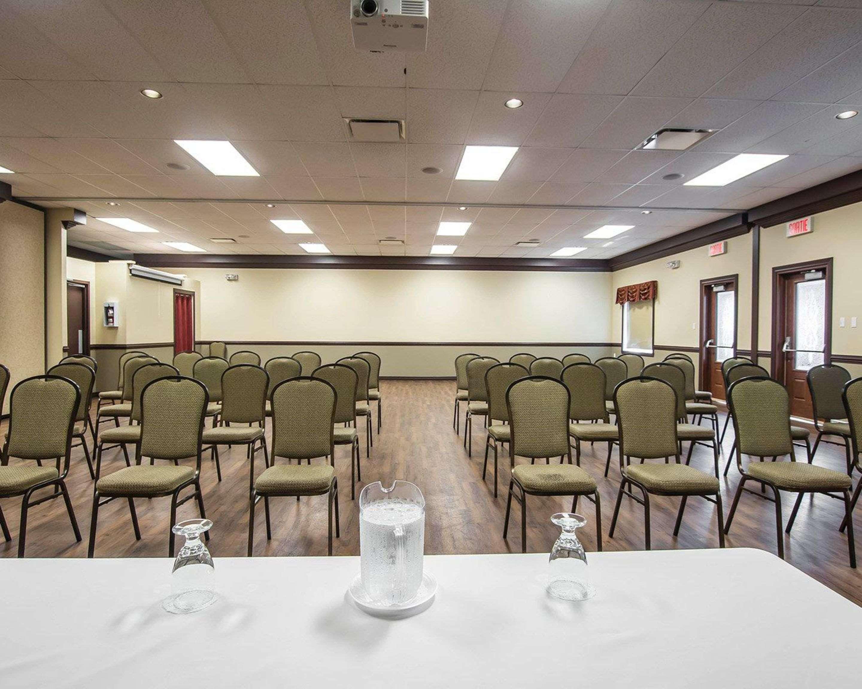 Econo Lodge Inn & Suites Montmagny Bagian luar foto