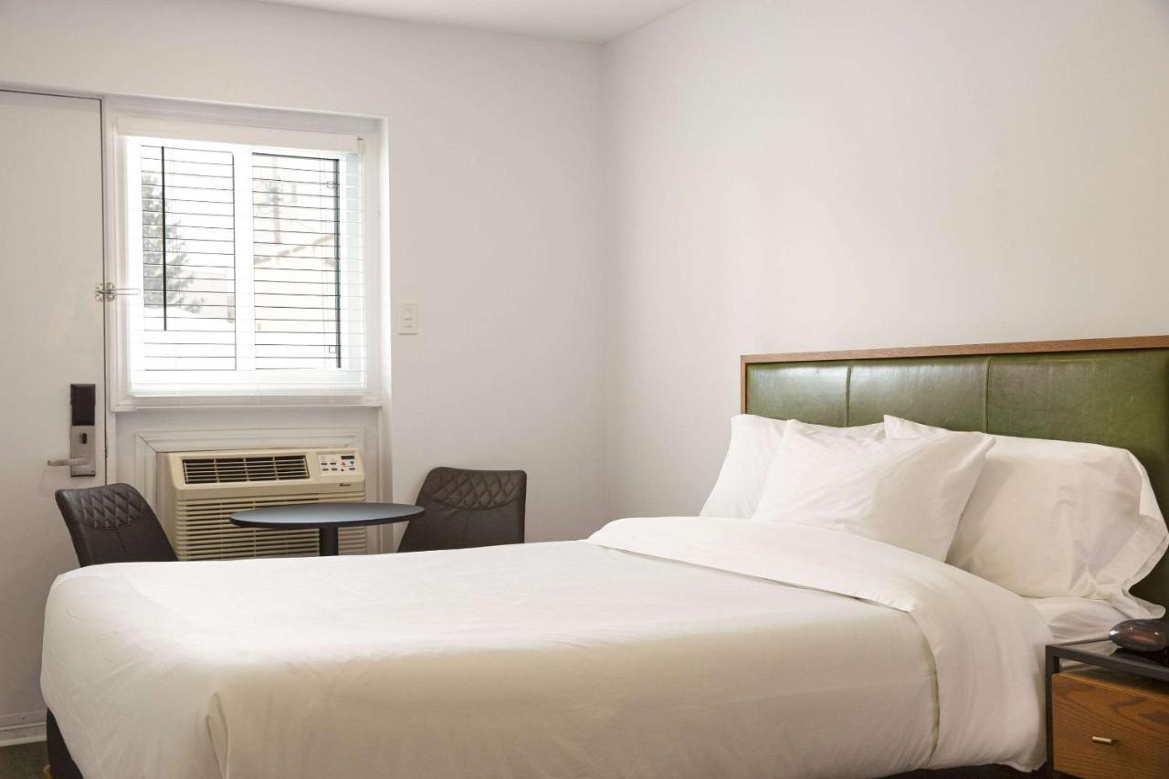 Econo Lodge Inn & Suites Montmagny Bagian luar foto