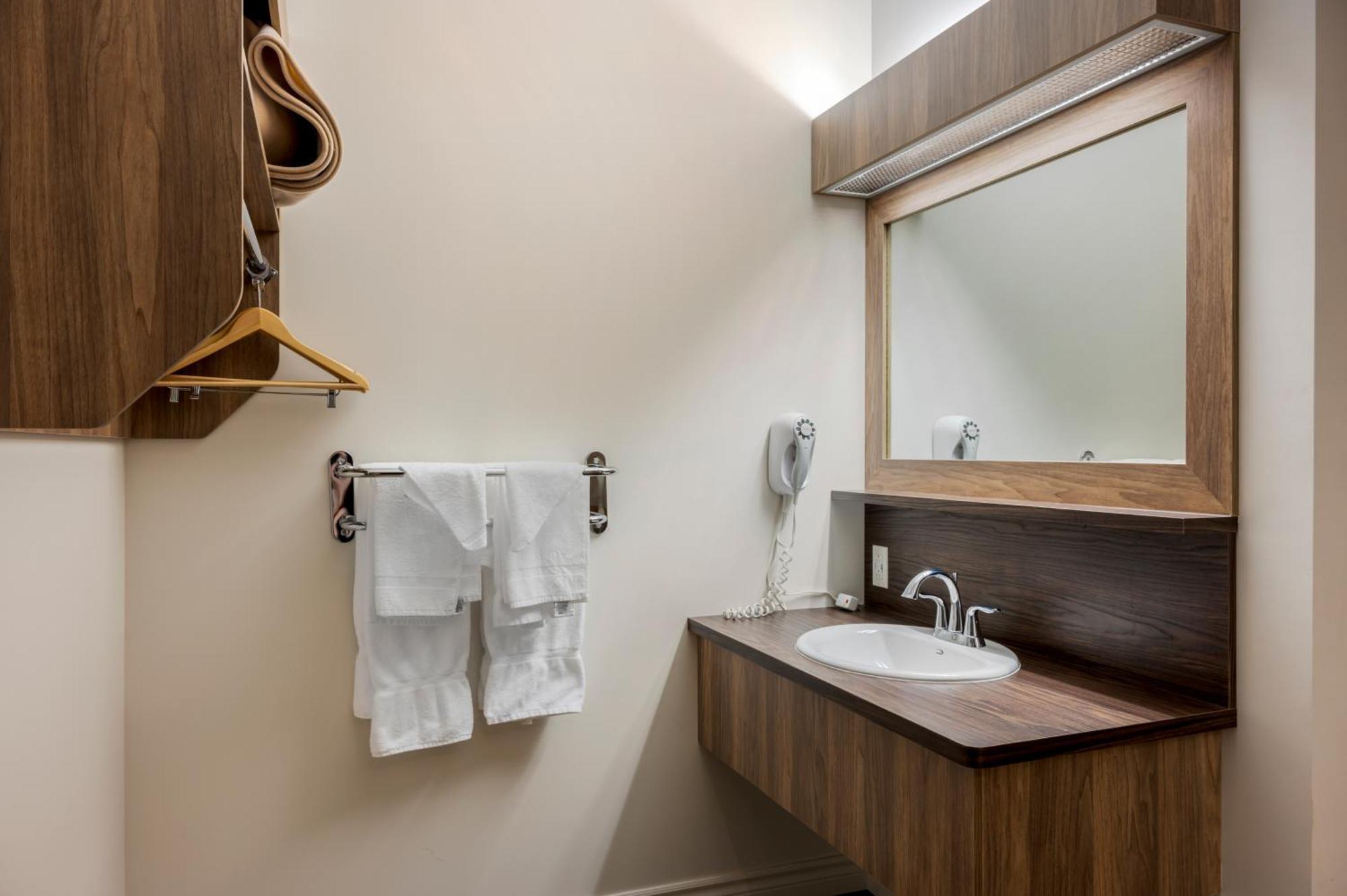 Econo Lodge Inn & Suites Montmagny Bagian luar foto