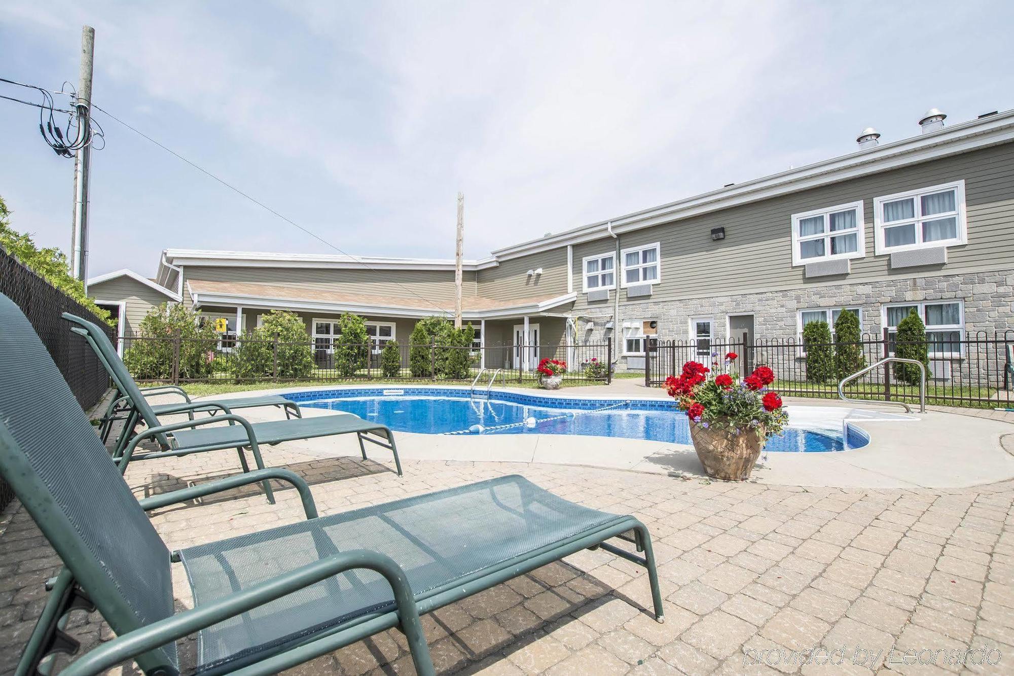 Econo Lodge Inn & Suites Montmagny Bagian luar foto